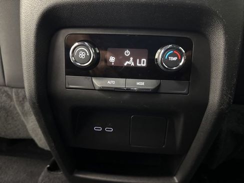 Used 2026 Chevrolet Traverse LT FWD image 25