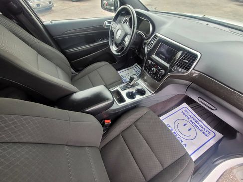 Used 2018 Jeep Grand Cherokee Laredo AWD/4WD image 4