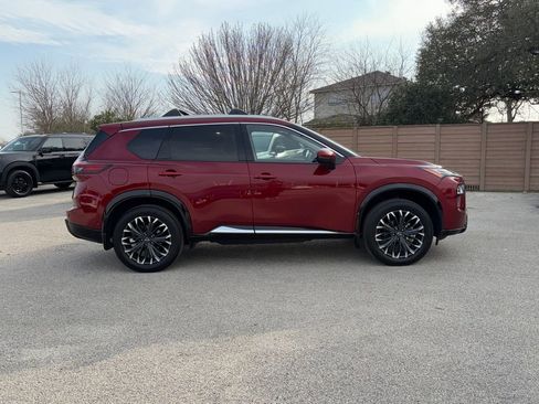 Used 2025 Nissan Rogue Platinum w/ Platinum Premium Package image 4