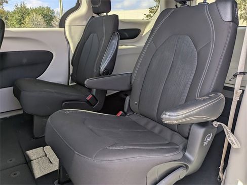 Used 2022 Chrysler Voyager LX image 15