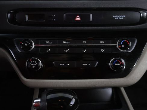 Used 2016 Kia Sedona LX image 33