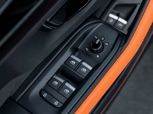 Used 2025 Lamborghini Urus SE AWD/4WD image 28