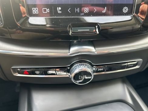 Used 2025 Volvo XC60 B5 Core image 24