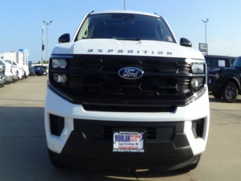 Used 2025 Ford Expedition Active AWD/4WD image 3