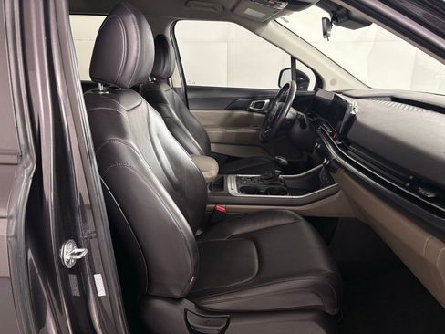 Used 2025 Kia Carnival FWD image 46