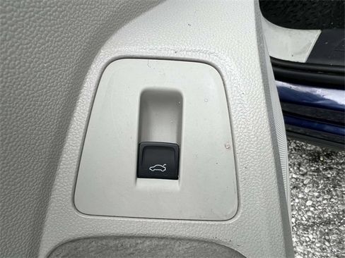 Used 2022 Volkswagen Tiguan SE image 15