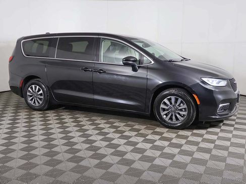 Used 2023 Chrysler Pacifica Touring-L FWD image 15
