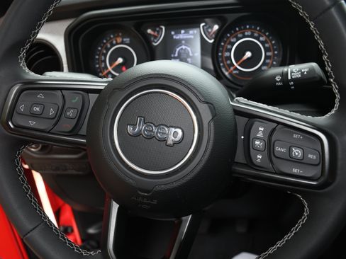 Used 2025 Jeep Gladiator Sport AWD/4WD image 11