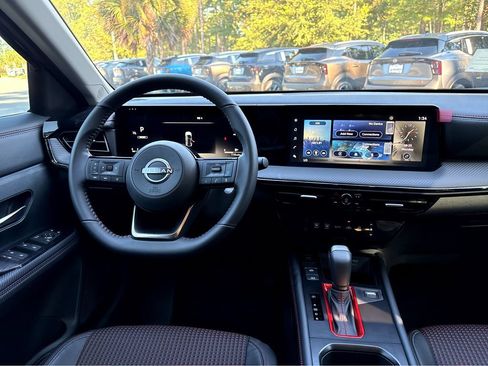 Used 2025 Nissan Kicks SR FWD image 4
