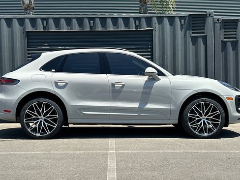 Certified 2024 Porsche Macan AWD/4WD image 9