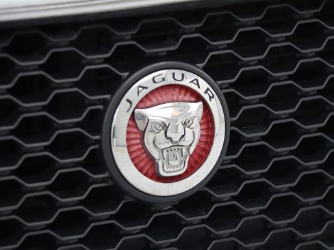 Used 2017 Jaguar XE Premium RWD image 9