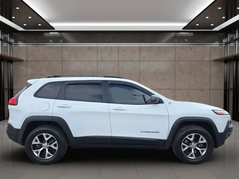 Used 2017 Jeep Cherokee Trailhawk image 9