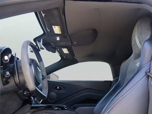 Used 2022 Aston Martin V8 Vantage Roadster image 1