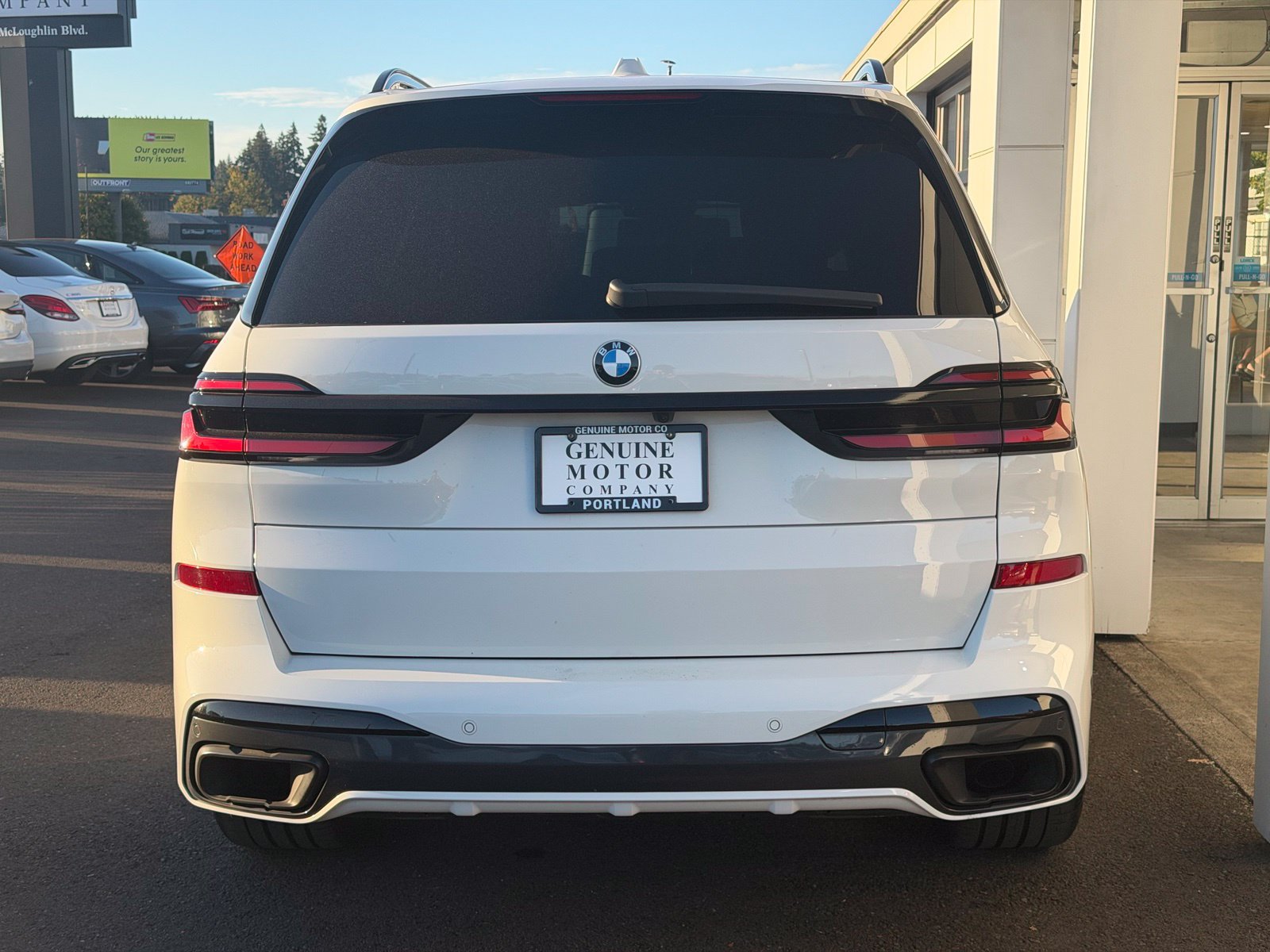 Used 2024 BMW X7 xDrive40i w/ M Sport Package AWD/4WD image 4