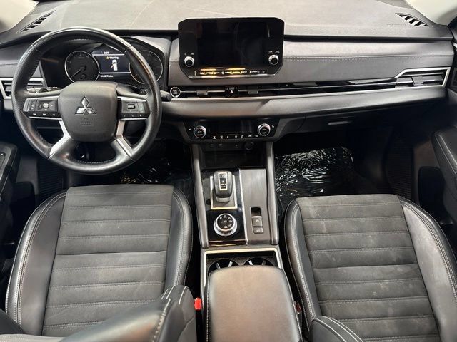 Used 2024 Mitsubishi Outlander AWD image 2