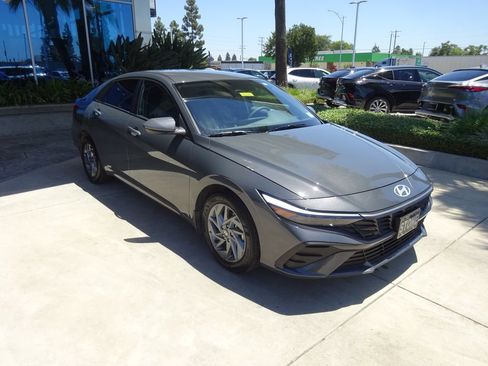 Used 2025 Hyundai Elantra Hybrid FWD image 1
