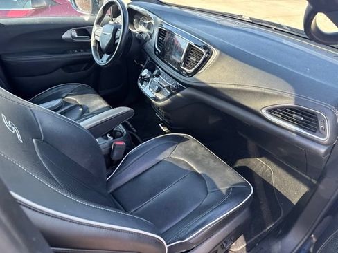 Used 2019 Chrysler Pacifica Limited w/ Advanced Safetytec Group FWD image 11