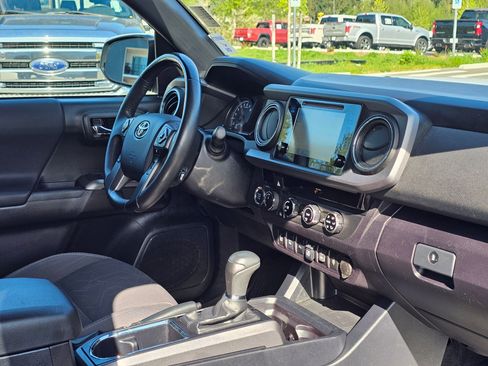 Used 2018 Toyota Tacoma TRD Off-Road w/ Technology Package AWD/4WD image 34