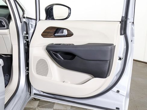 Used 2024 Chrysler Pacifica Limited image 29