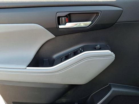 Used 2023 Toyota Highlander XLE image 13