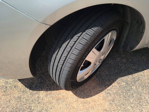 Used 2013 Nissan Versa SV FWD image 17
