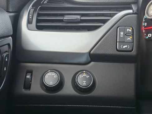 Used 2018 Chevrolet Suburban LT image 33