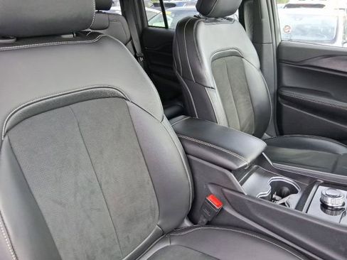 Used 2025 Jeep Grand Cherokee Altitude AWD/4WD image 13