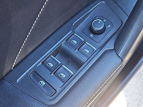 Certified 2022 Volkswagen Tiguan SE R-Line image 21