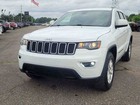 Used 2018 Jeep Grand Cherokee Laredo AWD/4WD image 19