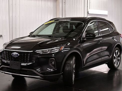 Used 2024 Ford Escape Platinum AWD/4WD image 3