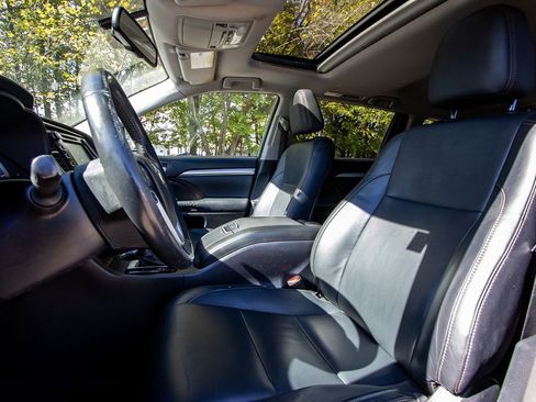 Used 2015 Toyota Highlander XLE image 9