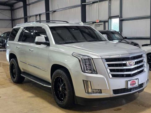 Used 2016 Cadillac Escalade Luxury image 3