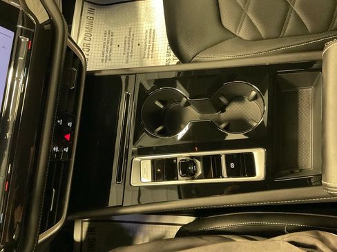 Used 2025 Volkswagen Atlas SE AWD/4WD image 16