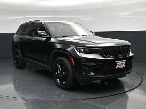Used 2023 Jeep Grand Cherokee Limited w/ Black Appearance Package AWD/4WD image 6