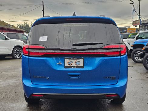 New 2026 Chrysler Pacifica Limited image 7