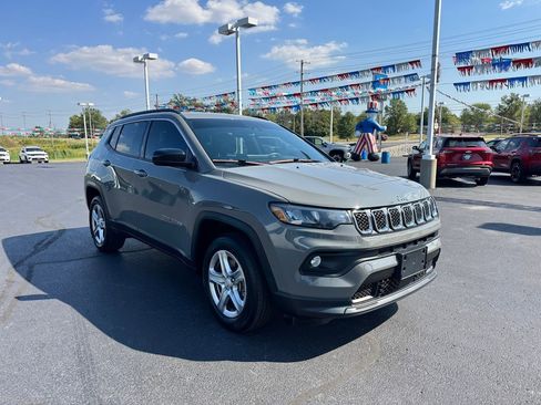Used 2023 Jeep Compass Latitude image 3