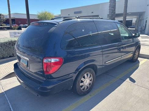 Used 2006 Chrysler Town & Country Touring image 4