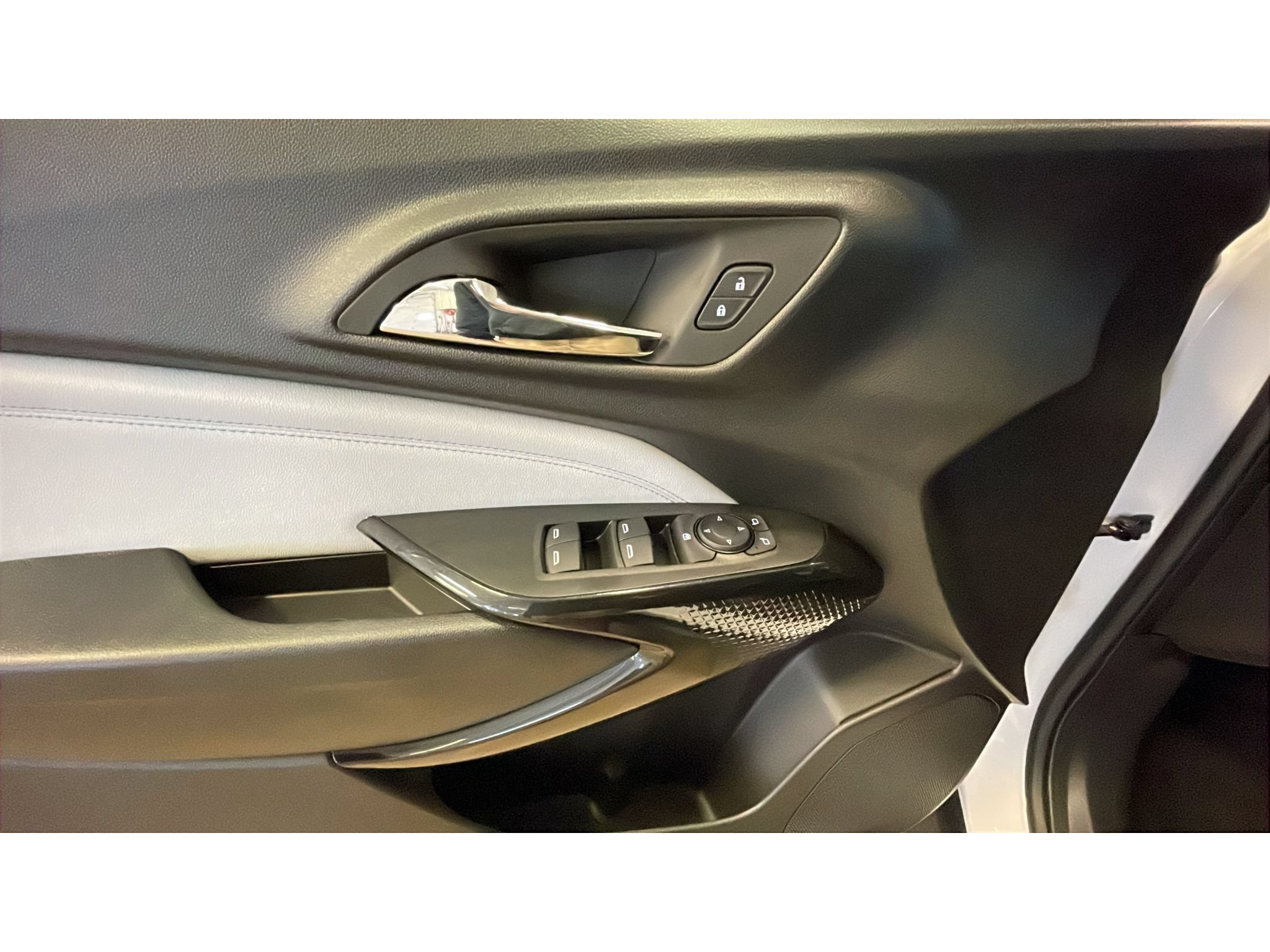 Used 2025 Chevrolet Trax LT w/ Driver Confidence Package FWD image 9