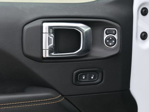 Used 2025 Jeep Wrangler Unlimited Sahara AWD/4WD image 15