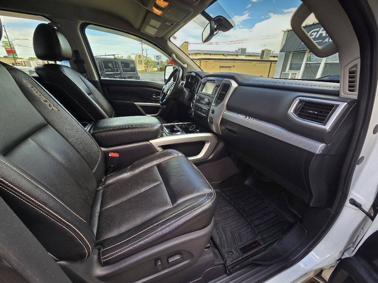 Used 2017 Nissan Titan PRO-4X w/ Pro-4x Convenience Package AWD/4WD image 17