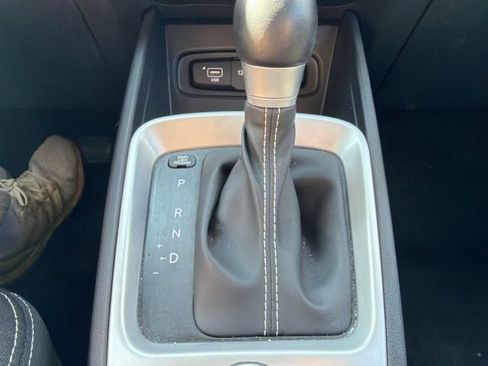 Used 2025 Hyundai Venue SEL FWD image 33