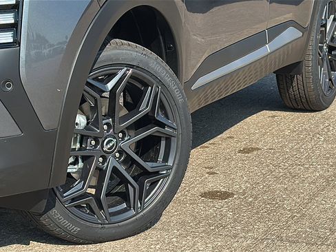 New 2025 Nissan Kicks SR image 3