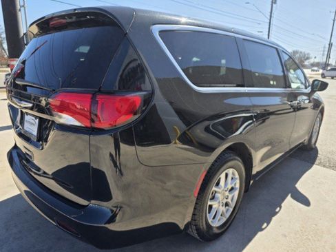 Used 2022 Chrysler Voyager LX image 6