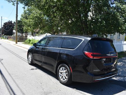 Used 2024 Chrysler Pacifica Touring-L FWD image 7