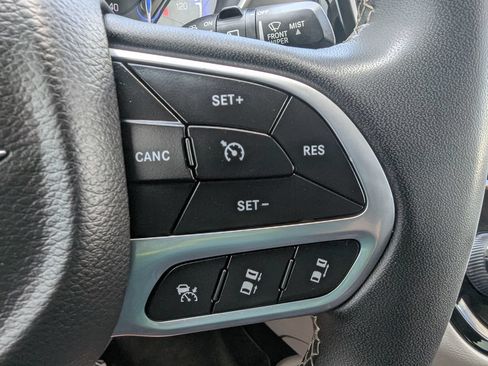 Used 2023 Chrysler Pacifica Touring-L FWD image 29