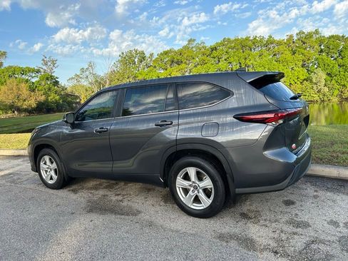 Used 2025 Toyota Highlander LE image 3