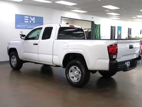 Used 2018 Toyota Tacoma SR image 7