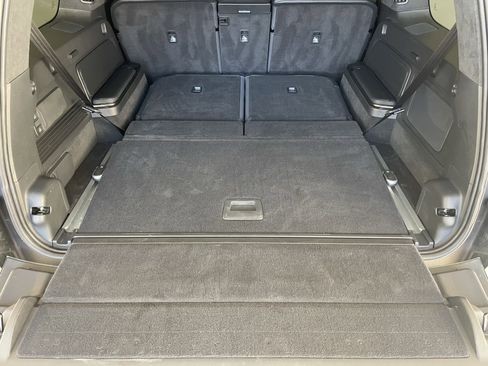 Used 2025 Rivian R1S Premium image 37