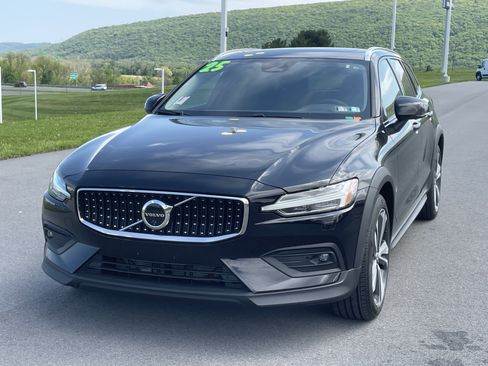 Used 2025 Volvo V60 B5 Cross Country Plus AWD/4WD image 8