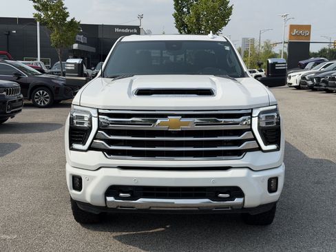 Used 2024 Chevrolet Silverado 2500 High Country w/ High Country Premium Package AWD/4WD image 2